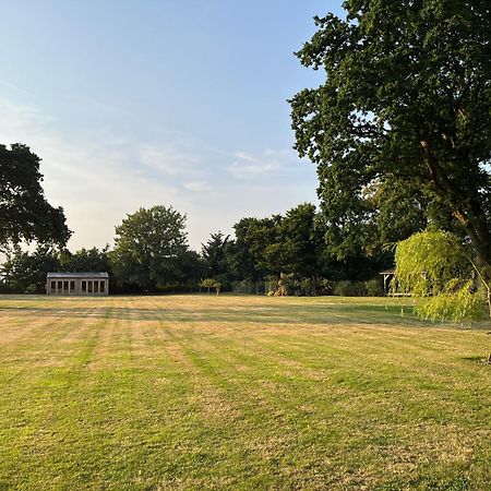Stay At 'The Elms' In Tranquil Church Norton, Selsey - Ground Floor Bedroom, Own Private Bathroom, Quiet Beach, 2 Acre Garden By The Sea, On Edge Of Wildlife Nature Reserve Esterno foto