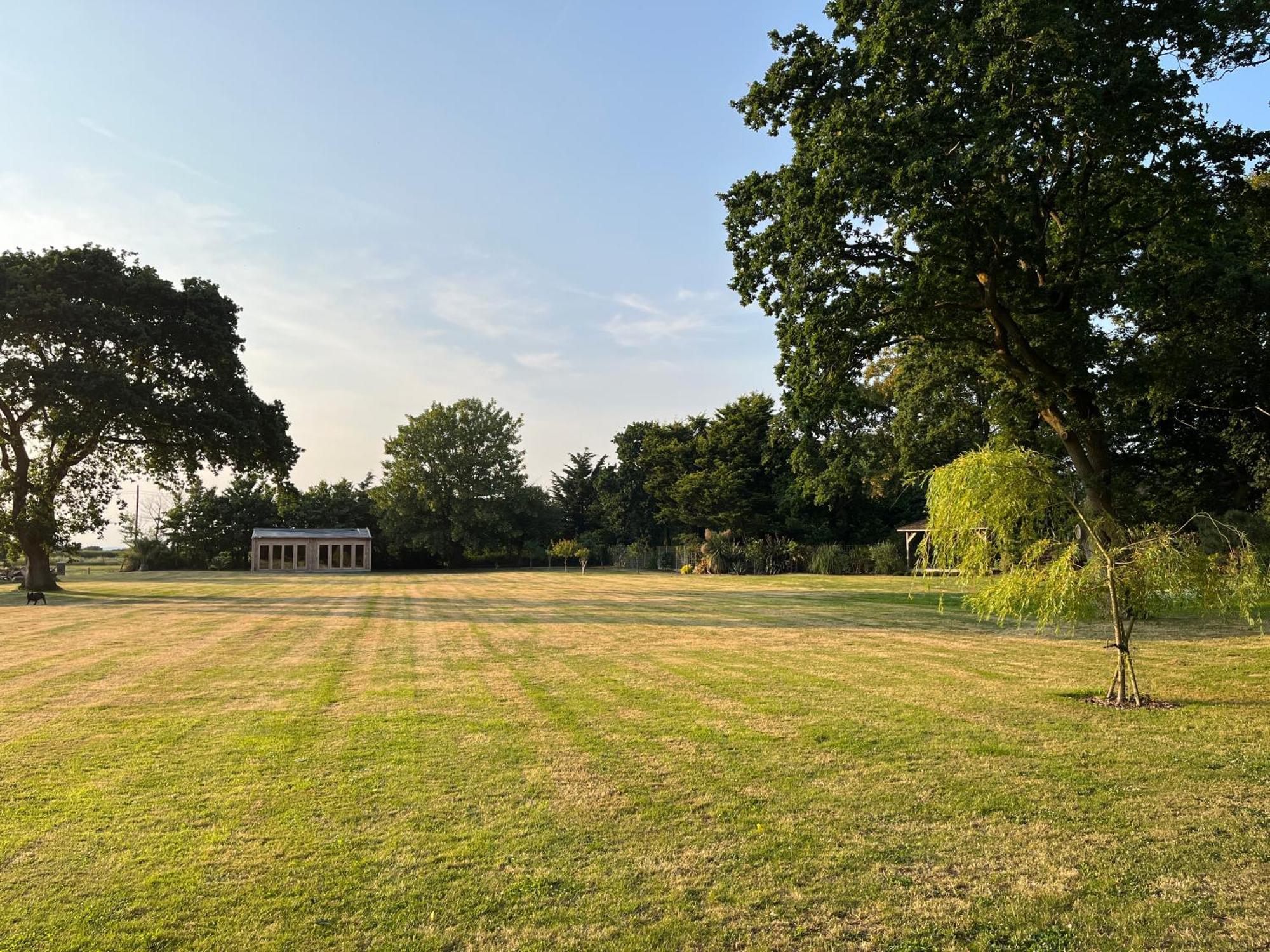 Stay At 'The Elms' In Tranquil Church Norton, Selsey - Ground Floor Bedroom, Own Private Bathroom, Quiet Beach, 2 Acre Garden By The Sea, On Edge Of Wildlife Nature Reserve Esterno foto